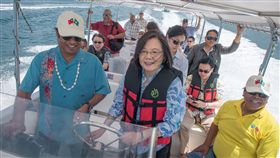 蔡英文總統23日由帛琉總統雷蒙傑索親自駕船，到尼可灣和海豚灣觀賞海豚復育成果。（圖／總統府提供）