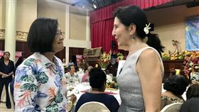 蔡英文總統24日在臉書PO出與美國駐帛琉大使Amy Hyatt的合影。（圖／翻攝蔡英文臉書）