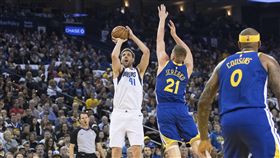 ▲Dirk Nowitzki拿下賽季新高21分。（圖／美聯社／達志影像）