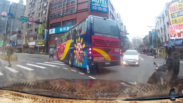 瞎？客運左轉險撞人　行人爆氣比Ｘ！