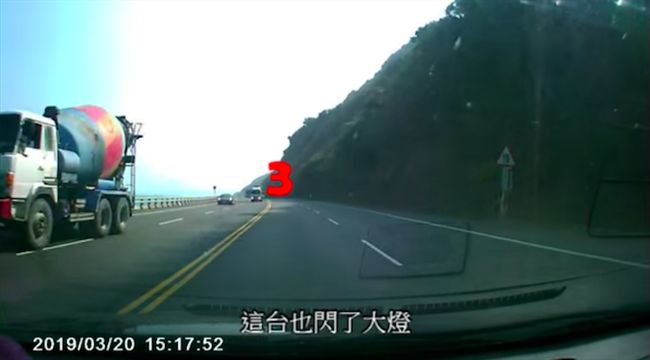 連7車閃燈…40秒後見證最暖人情味