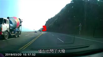 連7車閃燈…40秒後見證最暖人情味