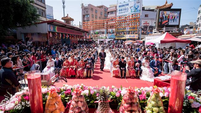 女同志情侶甜辦婚禮　大甲媽暖給祝福