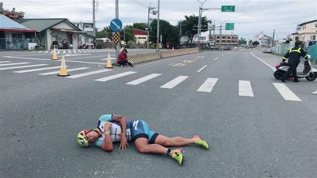 機車亂入！鐵人一哥倒地　無奈棄賽