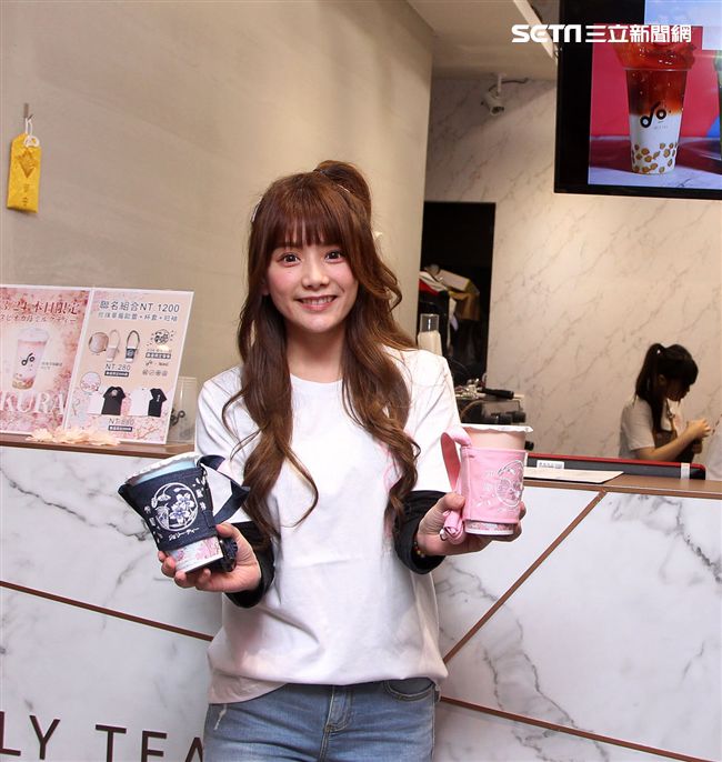 解婕翎JOLY揪拎特調飲品專賣店引爆永康街。（記者邱榮吉/攝影）