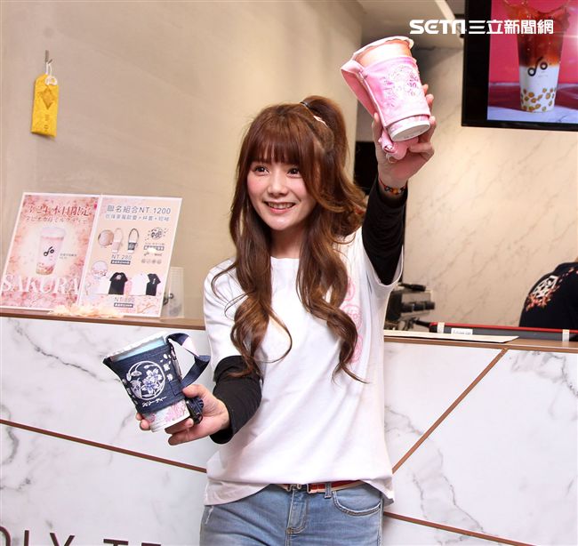 解婕翎JOLY揪拎特調飲品專賣店引爆永康街。（記者邱榮吉/攝影）