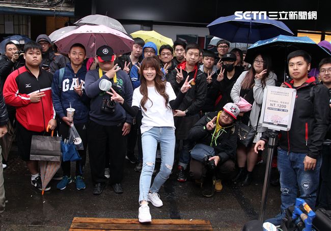 解婕翎JOLY揪拎特調飲品專賣店引爆永康街。（記者邱榮吉/攝影）