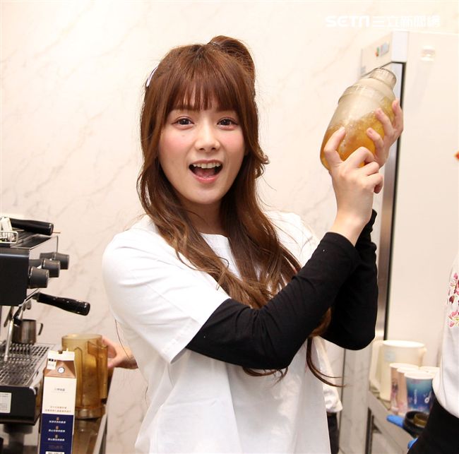 解婕翎JOLY揪拎特調飲品專賣店引爆永康街。（記者邱榮吉/攝影）