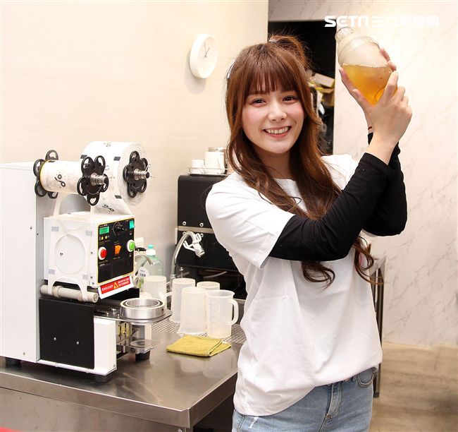 解婕翎JOLY揪拎特調飲品專賣店引爆永康街。（記者邱榮吉/攝影）