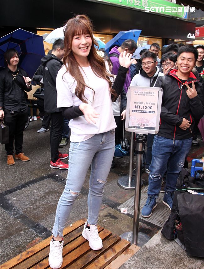 解婕翎JOLY揪拎特調飲品專賣店引爆永康街。（記者邱榮吉/攝影）