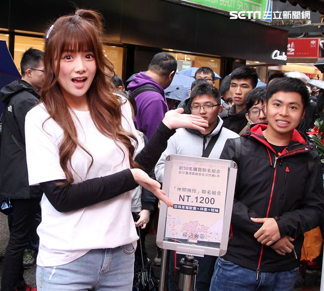 解婕翎JOLY揪拎特調飲品專賣店引爆永康街。（記者邱榮吉/攝影）