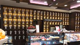 日本甜點店裝潢超像塔位。（圖／翻攝自爆廢公社）