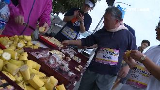 50道米料理當補給　馬拉松邊跑邊吃