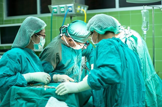 老婦的腦動脈瘤破裂,院方緊急進行「微創血管內動脈瘤栓塞術」搶救。(示意圖/PIXABAY)