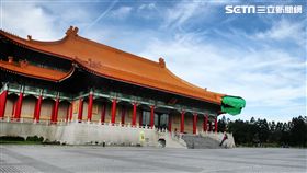 陸軍「神龍小組高空跳傘」在自由廣場前展現「翱翔天際現神龍｣由空訓中心派出8名神龍小組成員，攜帶國旗、三軍軍旗、彩帶、煙幕，區分兩波次實施，每波次各4員，執行4,500英呎高空疊傘「扇形、踩肩」及定點跳傘等操演任務。（記者邱榮吉/攝影）