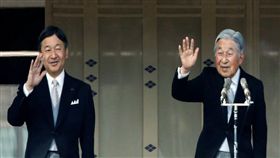 皇太子德仁（左）將於明年5月1日即位，明仁天皇將於2019年4月30日退位。（圖／翻攝自日網）