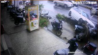 男載6歲兒恍神衝人行道　撞翻5機車