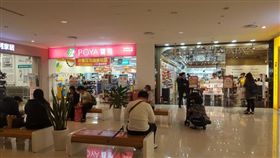 爆廢公社,逛街,高雄,夢時代,石化,寶雅,大創,梅杜莎,丟包,女友,男友,情侶 圖／翻攝自爆廢公社臉書