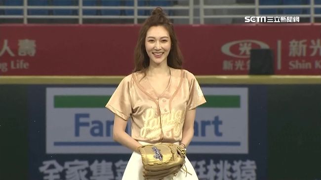 曾莞婷開球辣秀美腿　喊選手：另一半