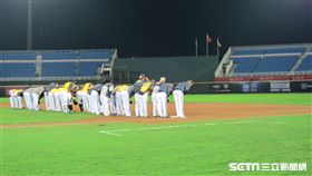 ▲中信兄弟賽後向外野觀眾席敬禮。（圖／記者蕭保祥攝影）