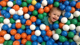 外國兒童,幼兒,幼童在球池玩遊戲、玩耍。　圖／翻攝自Pixabay https://goo.gl/fqgCjX