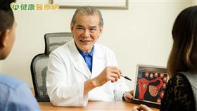 台北中山生殖中心陳樹基醫師呼籲，男性佔不孕原因高達四成，接受不孕療程時，男女都應積極配合檢查。