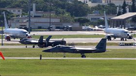 美軍F-35與F-15於沖繩聯訓美國空軍目前在日本沖繩的嘉手納基地部署12架F-35A戰機，著重與F-15進行聯合訓練。圖為落地正在加油的F-35（中左）及剛落地的F-15（前）。中央社記者陳亦偉琉球攝  106年12月9日