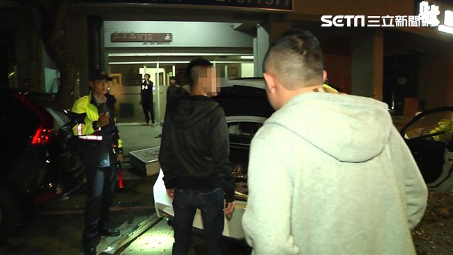 百萬豪車撞斷樹！黑衣人追問駕駛下落