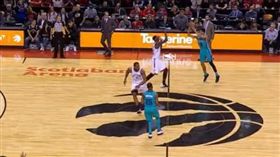 ▲蘭姆投進了後場絕殺球。（圖／取自YouTube畫面）