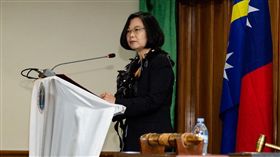 蔡英文總統「海洋民主之旅」造訪第二站諾魯，並在當地時間25日上午與諾魯總統瓦卡會晤並進行雙邊會談，隨後並前往諾魯國會發表演說。(圖/翻攝蔡英文臉書)