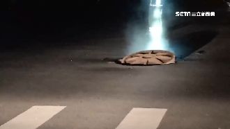 高雄人孔蓋爆炸一片漆黑…住戶驚慌