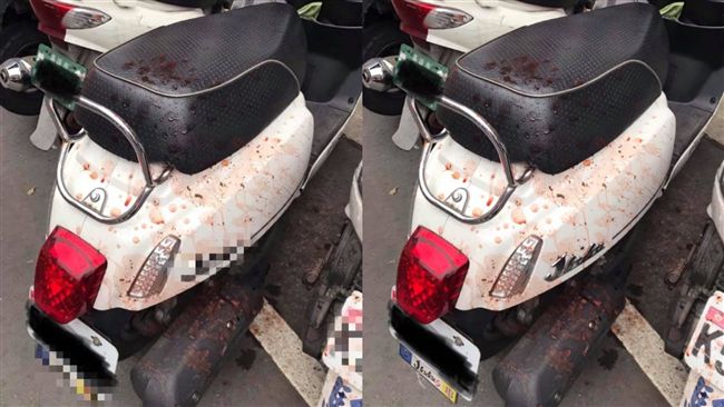 愛車被「鮮紅詭汁」噴好噴滿！她怒了