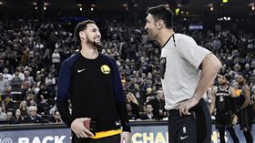 NBA／天殘腳拿冠軍戒！獲全場致敬
NBA,底特律活塞,天殘腳,金州勇士,Zaza Pachulia
翻攝自勇士官方推特