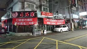 租下「死亡店面」　逢甲店家紅布條拜託「我們簽5年」(圖/臉書「爆廢公社公開版」)