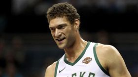 NBA／蝙蝠擱來亂！公鹿大洛想被咬 NBA,密爾瓦基公鹿,Brook Lopez,蝙蝠,聖安東尼奧馬刺 翻攝自推特