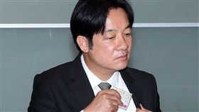 前行政院長賴清德宣布總統大選前往民進黨部登記2020總統提名。（記者邱榮吉/攝影）