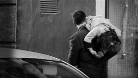 爸爸扛女兒,綁架,小孩,父女（圖／攝影者YELLOW Mao. 黃毛, Photographer, Flickr CC License）https://www.flickr.com/photos/yellowmo/3288975844/