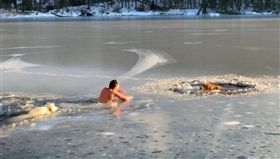 黃金獵犬受困結冰湖　路人救援轉頭一看...自家汪汪也跟著跳下來（圖／臉書）