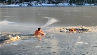 英勇跳冰湖救2狗！他回頭見暖心畫面