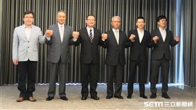 吳志揚會長、四球團常務理事與魏應充董事長餐敘後合影。（圖／記者王怡翔攝影）