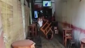 他拿小孩學費喝酒 被老婆狂揍（圖／翻攝自YouTube）