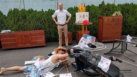 美國在台協會去年搬新家，曾辦過二手傢俱拍賣會，當時還曾賣過二手汽車，今年又辦一次，拍賣品多達101項，其中像是美國進口的木質傢俱還有沙發組，甚至連吉他、高爾夫球具都有，採投標方式，不少民眾想撿便宜。（圖／翻攝自AIT官網）