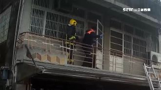 獨居老翁摔傷　消防員爬二樓破門搶救