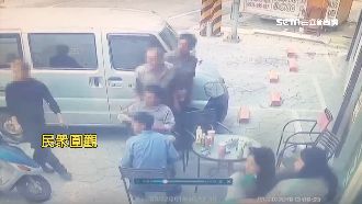 好友反目成仇　暴怒男超商外揮刀狂吼