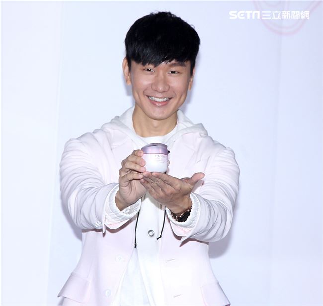 JJ林俊傑領軍粉絲快閃信義商圈夜跑。（記者邱榮吉/攝影）