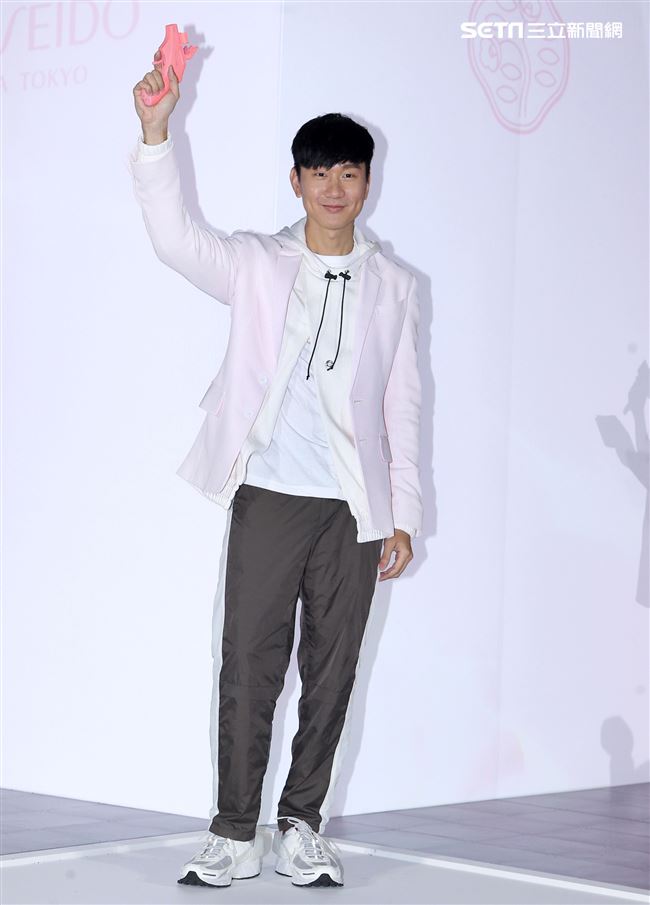 JJ林俊傑領軍粉絲快閃信義商圈夜跑。（記者邱榮吉/攝影）