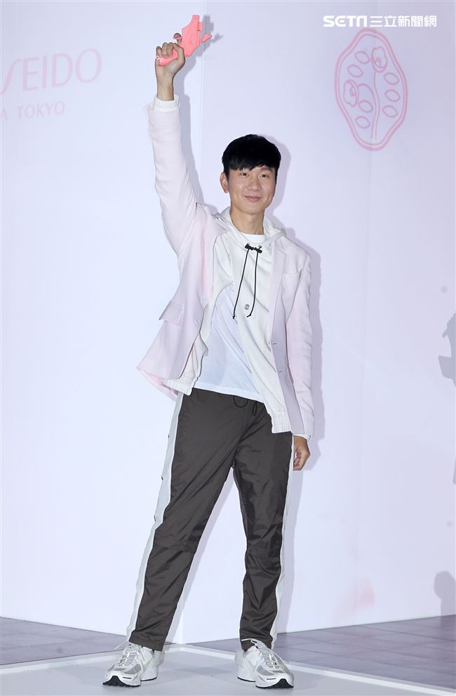 JJ林俊傑領軍粉絲快閃信義商圈夜跑。（記者邱榮吉/攝影）