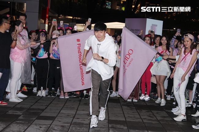 JJ林俊傑領軍粉絲快閃信義商圈夜跑。（記者邱榮吉/攝影）