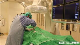 對肝癌患者而言，「肝動脈栓塞化學治療」雖然無法完全治癒腫瘤，但卻適合無法接受治癒性療法，像是手術或射頻燒灼術者。（圖／亞大醫院提供）