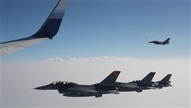 總統出訪友邦 F16護航（3）總統蔡英文21日展開海洋民主之旅，出訪太平洋友邦，F16戰機升空在旁護航。中央社記者吳家昇攝 108年3月21日